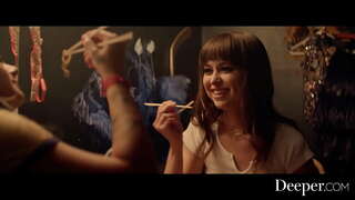 ���ੂੰਘੇ. Sexy ਨਿਆਣੇ ਦਾ ਆਨੰਦ ਲੈਸਬੀਅਨ ਚੁਦਾਈ