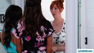 ماں اور بیوی میں جانے کا سامنا ایک دمکانے اور ایک سنہرے بالوں والی کے لئے پوچھتا ہے معافی کی پیشکش کی انہیں ایک 3some.وہ facesits ، brunette کے طور پر shes چاٹ لیا