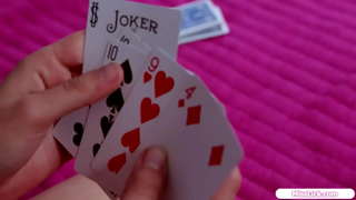 Väikesed tissid blond on tõeline hottie oma magamistuba.Nad suudlus ja imeda tissid enne, kui ta lakub teda puhtaks pügatud tuss.Ta facerides petite babe a 69er