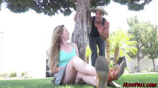 سیبل جونز کی دعوت دیتا باغبان سے زیادہ ٹرم کے لئے اس بش