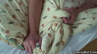 Gammal kvinna förförd ung kille