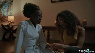 Små titted ibenholt tenåringer slikket og fingret hverandre