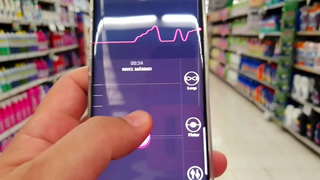 Martinasmith nggunakake dolanan dheweke ing Mall nganti dheweke lan