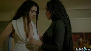 Big boobed lesbiche boss soddisfatta dal suo nero dipendente