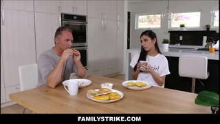 Moto Vijana Latina Kijana Stepdaughter Familia Ngono Na Stepdad Katika Jikoni