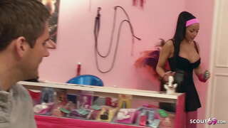 Երիտասարդ Латиноамериканку լաքած իր եւ գեղեցիկ задницей խաբեությամբ ստիպել են կոպիտ трахнуться Գործեր