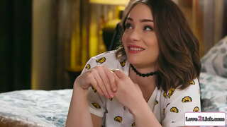 Morena fai un truco de maxia no medio-irmáns gf e seducir a ela.Eles bico e o peituda ruivo lambe súa boceta.Entón ela dedos dela e xoguetes seu bichano