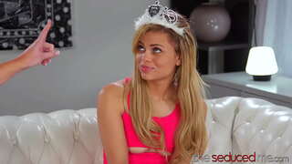 Sovaĝa MILF Spanked Kaj Lekis Cute Teen