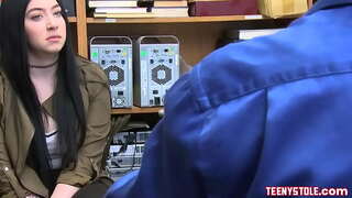 Kåt og søte ansikt ungdoms pornstar kalt Amillia Onyx å få straffe knullet av sikkerhet fyr med stor pikk