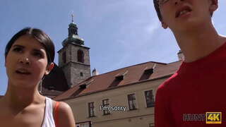 HUNT4K. Dives venator seducit petite brunette, qui opus cash for vacation