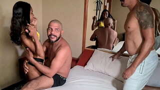 Во позадина на предната страна од камерата за бренд-нови carioca и чувство на две cocks во пичката во исто време, за прв пат, а завршува со целиот товар на cum