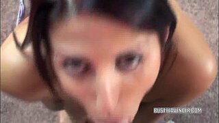 منہ میں لیونڈر کچھ سر دینے کے لئے ایک خوش قسمت geek کی