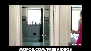 ���ዳዲስ ግምገማዎች ላይ blonde ቀጥል masturbates አሁን bathroom