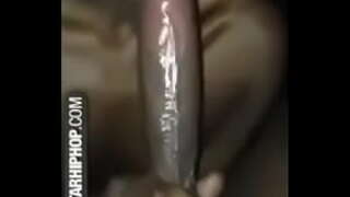 جعل الجوز يخرج يو الأنف