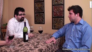 ̋�대 아내가 닫히 테이블 아래에 비즈니스 거래