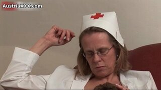 Dirty volwasse vrou kry haar vagina lek