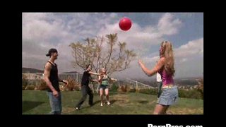 Pór Do Sol Adolescente Xogando E Drenaxe Bolas