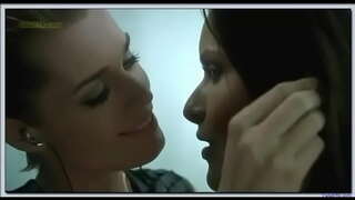 Рэбека Ромайн Рие Расмусэн лесбійскі пацалунак у ролі Фатальнай жанчыны