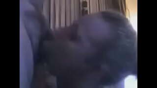 سینگ 30&#039; سال کی عمر سنہرے بالوں والی بیکار اور deepthroats.