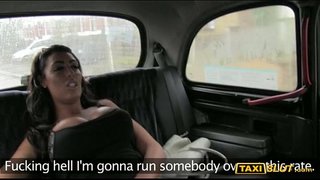 Enorme juggs Ava perforado con condutor no asento traseiro do seu cab