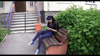 فحش لیڈی پھیل جاتی ہے اس کی ٹانگوں کے