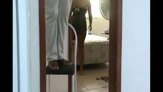 Wanoja di Juru ieu Mintonkeun tanpa panties dina ka tukang Listrik