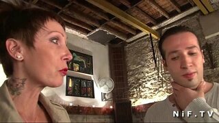 Groot titted en getatoeëer franse milf kry haar stywe gat gehamer