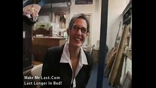 امرأة سمراء مثير يحصل ربة منزل نكحت في مكان عملها