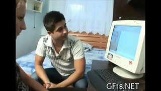 Ƽ�亮的法定年龄的少年女孩站的狗时