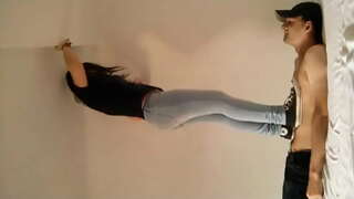 Kruela mastrino piedpremi ŝia sklavo