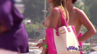 Hey bebeğim hadi sahilde typsy ve üstsüz birlikte yürüyelim