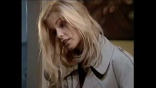 Gina Selvagem empurra o seu homem enquanto no telefone, em seguida, faz dele cum antes de ela sair