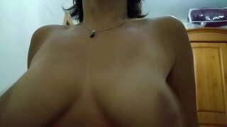 Менин айым катары сосет жана бул скачет