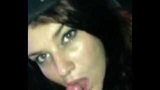 لڑکی اگلے دروازے زبانی جنسی دیتا ہے اور نگل سہ