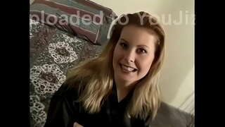 Коси котенце наездницы в близост до