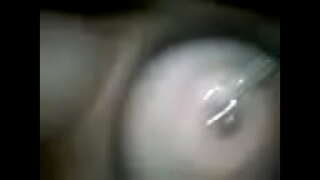 گرل فرینڈ کے ساتھ ادا کرتا ہے اس کے چھید نپل 1