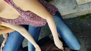 Downblouse jenter i gaten offentlig