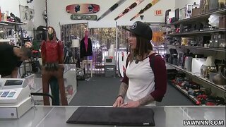 ���ዳዲስ ግምገማዎች አዳዲስ ግምገማዎች ላይ brunette fucks - ግምገማዎች Pawn