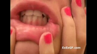 Krasen droben dekle nagaja njeno golo telo v tuš