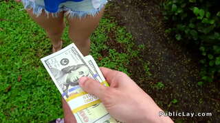 ���బుల్ బట్ రాగి జుట్టు బ్యాంగ్స్ లో గారేజ్ లో పబ్లిక్