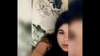 Կինը խաղում է, ծաղրում է, sprinkles