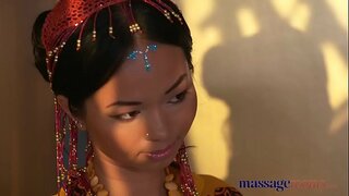 Massage Seomraí Te Téalainnis masseuse tógann coileach crua ina pussy pollta