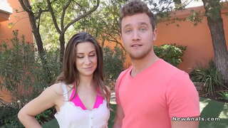 Пар јебе у анални на дворишту