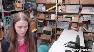 دونوں shoplyfting نوجوانوں اور دادی ، ہو رہی ہے ، بنگ کی طرف سے حوصلہ افزائی ایل پی افسر ایریکا لارین