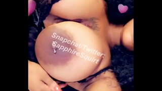 Sexy Ebony Avec De La Dentelle Soutien-Gorge Frotte Ses Gros Seins! Montrer SapphireSquirt un peu d'amour sur Twitter