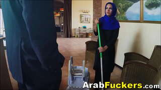 Thần Kinh Ả Rập Tị Nạn Đưa Tiền Cho Tất Gia