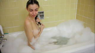 احساس میں دیکھا میرے باتھ ٹب