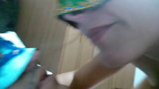 Ndoa mwanamke kutema mate katika kinywa ya kiume na kufanya naye kuyameza