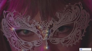 Femeie cu experiență conduce noua ei prietenă lesbiană într-o cameră privată