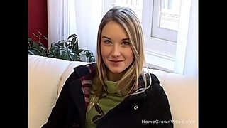 Super gleoite blonde teen stiallacha nude agus drámaí le pussy daingean